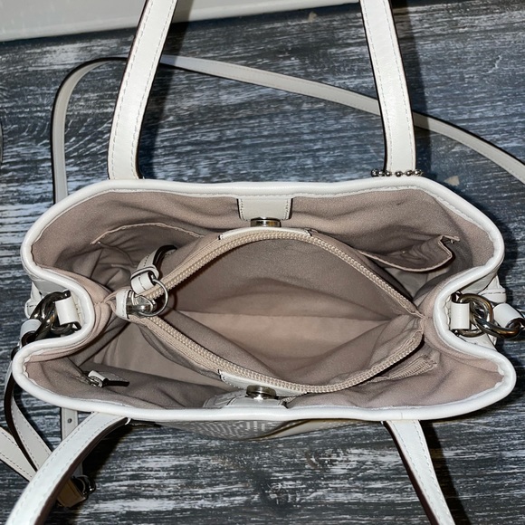 Leather Coach crossbody with removable shoulder strap and inside zip pocket. - Picture 9 of 12